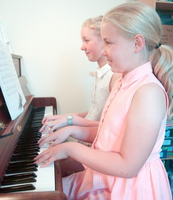 Piano duet played by pupils